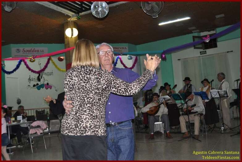 Una pareja baila una de las composiciones interpretadas por Arnao anoche en San Antonio (Foto TF)